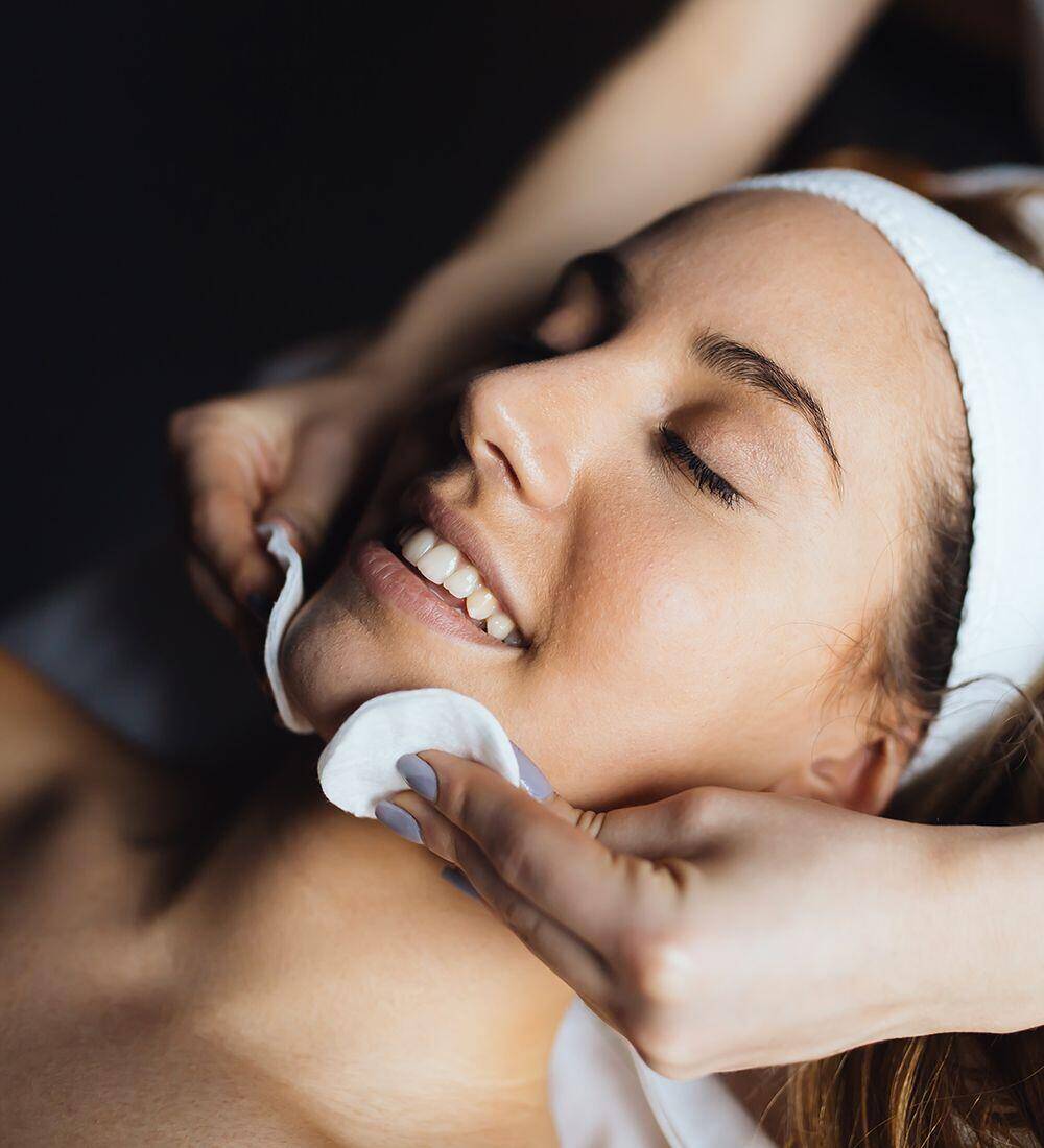 Femme recevant un soin du visage chez epilounge