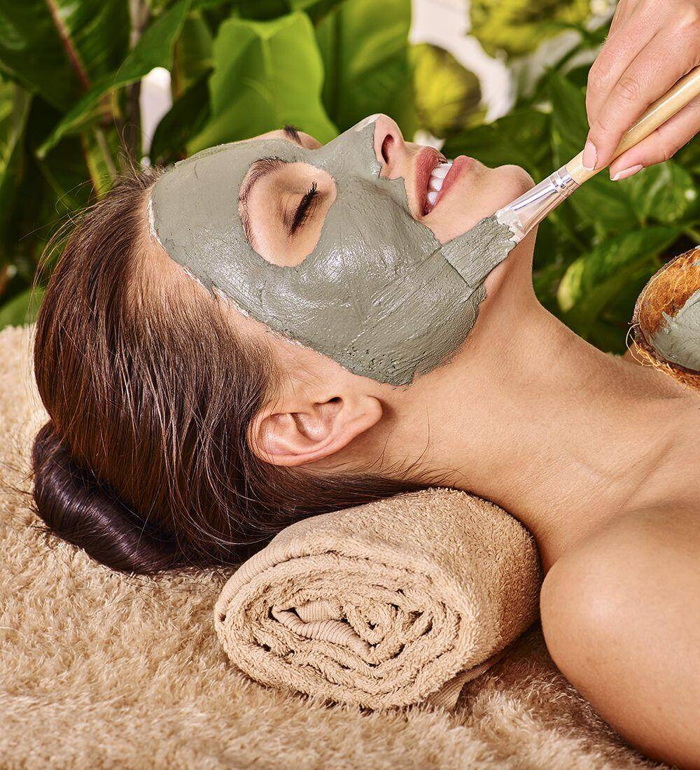 Femme recevant un soin du visage argile chez epilounge